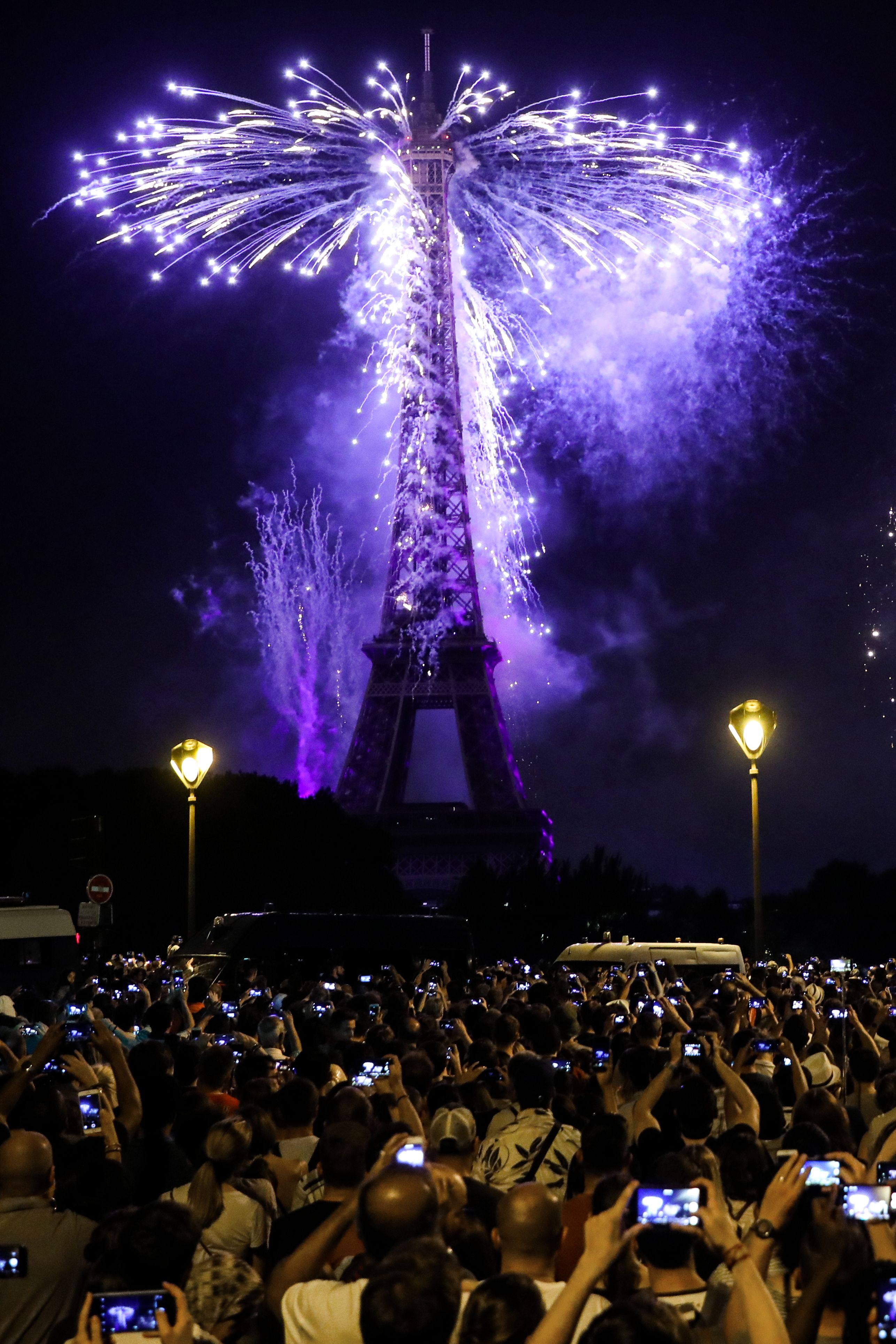 احتفالات يوم فرنسا الوطني أمام برج إيفل