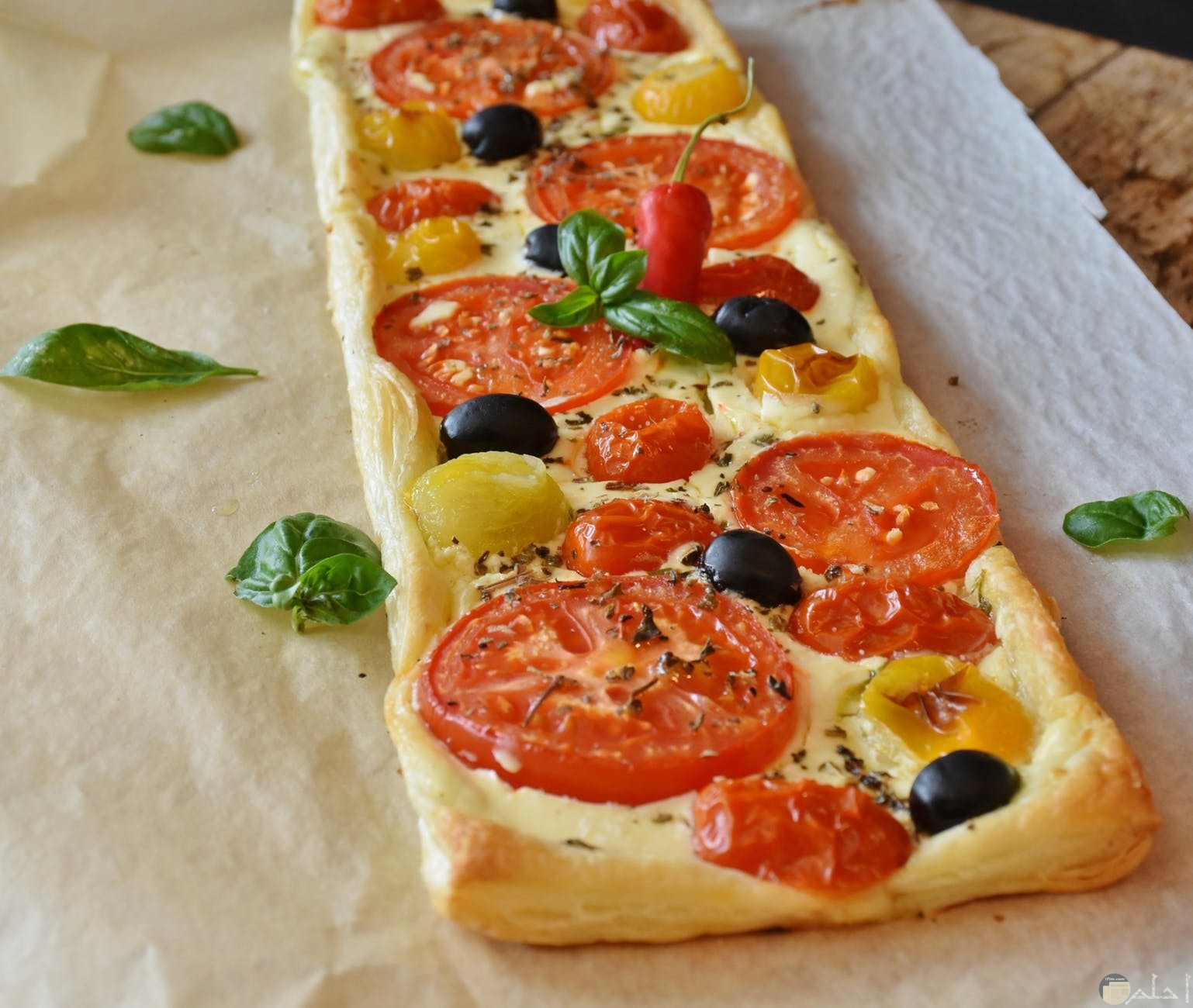 البيتزا الايطالي بالجبنة والزيتون والطماطم 
