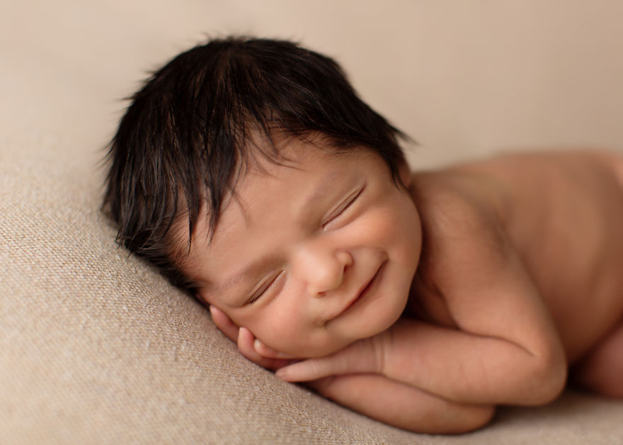 صورة مولود يبتسم