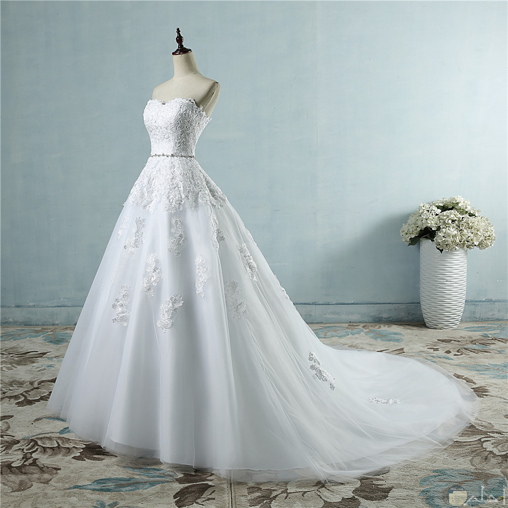 فستان زفاف أبيض بذيل مطرظ يجنن