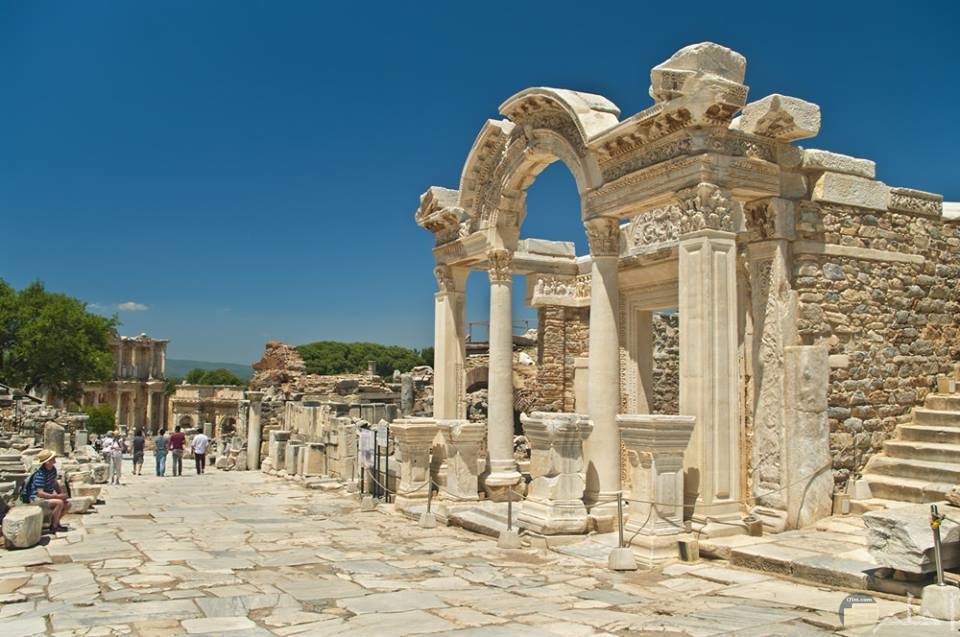 معبد هادريان في ازمير