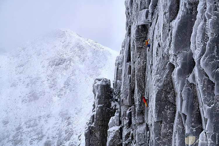 صورة لاشخاص يتسلقوا الجبال