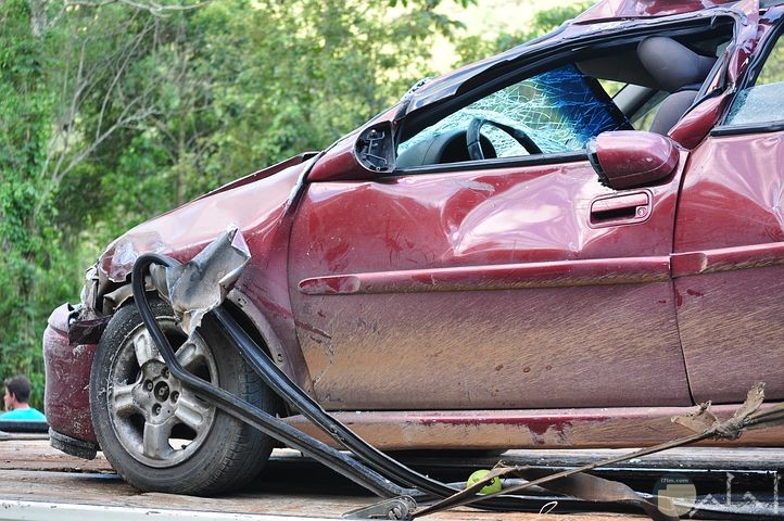 صور حادثة لسيارة حمراء اللون