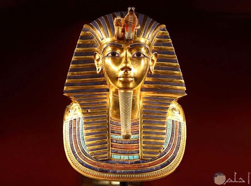 قناع الموت الذهبي لتوت عنخ آمون داخل التحف المصرى بالقاهرة