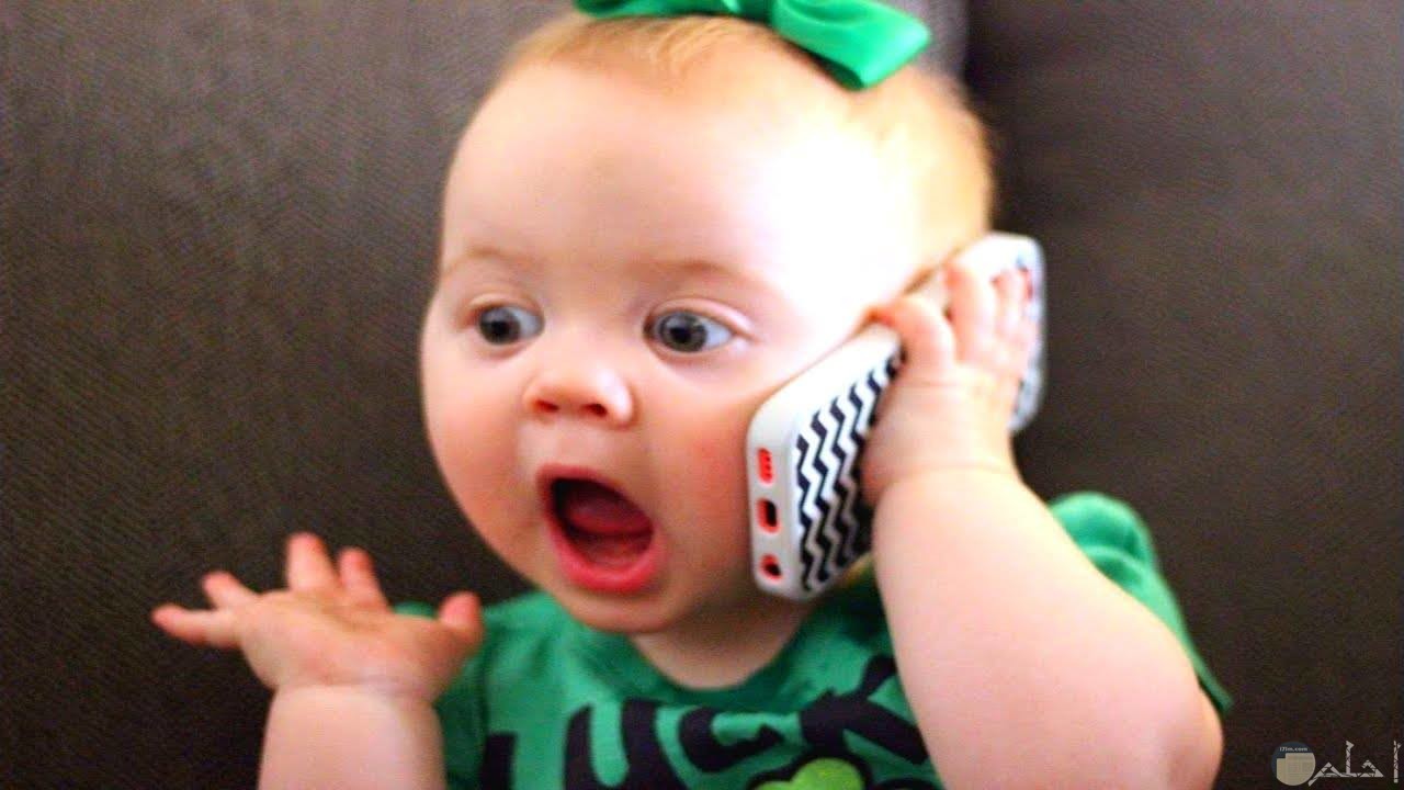 صورة لطفل صغير يتحدث فى الهاتف
