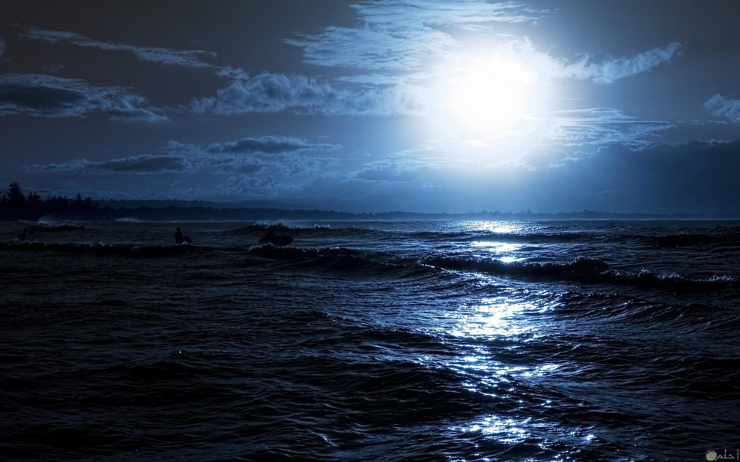 خلفية القمر على ماء البحر