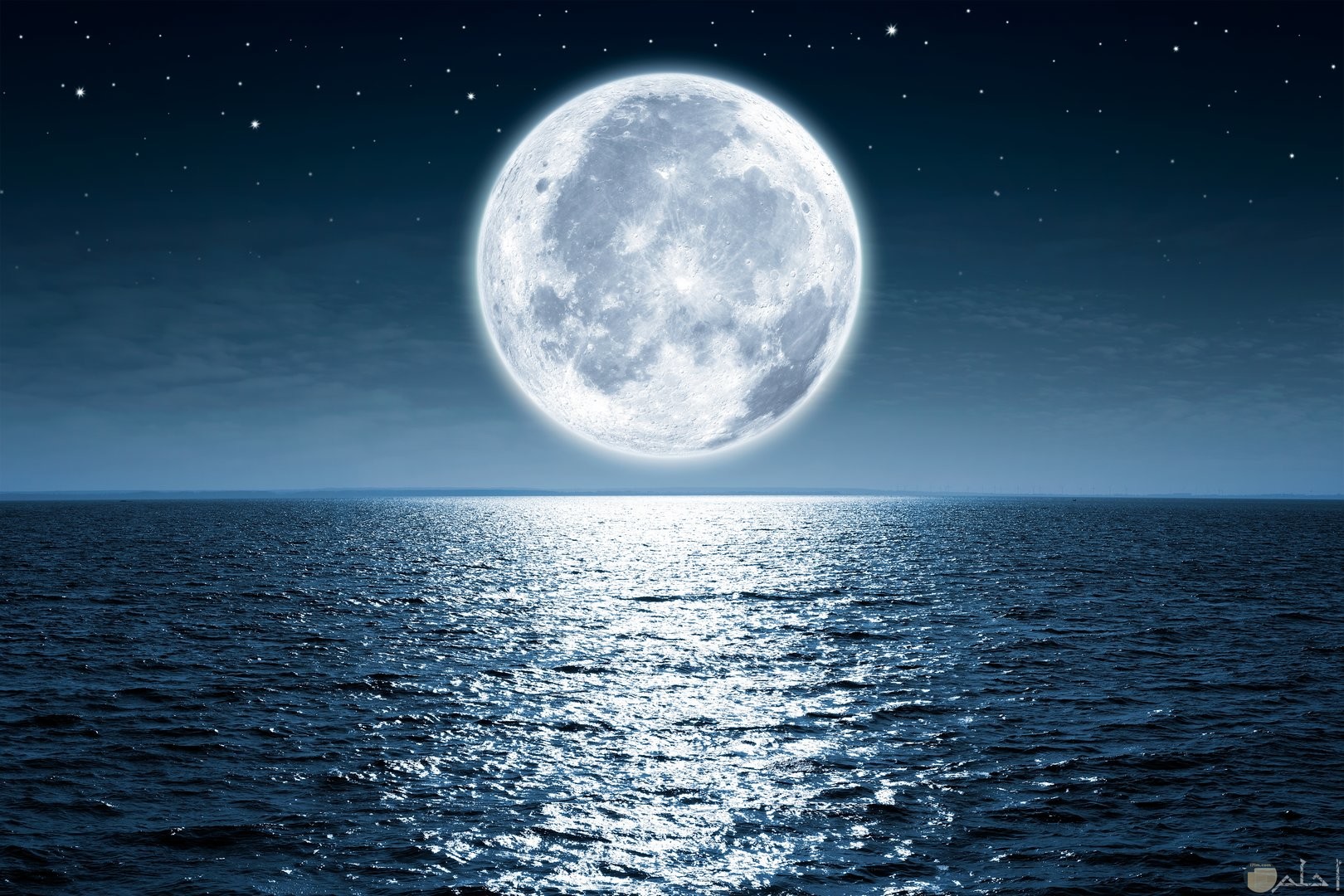 خلفية رائعة لانعكاس القمر على ماء البحر