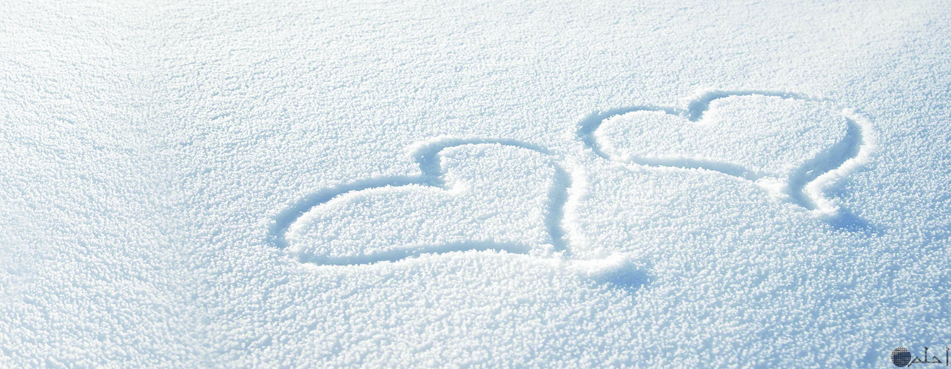 رسم قلب أبيض على الثلج