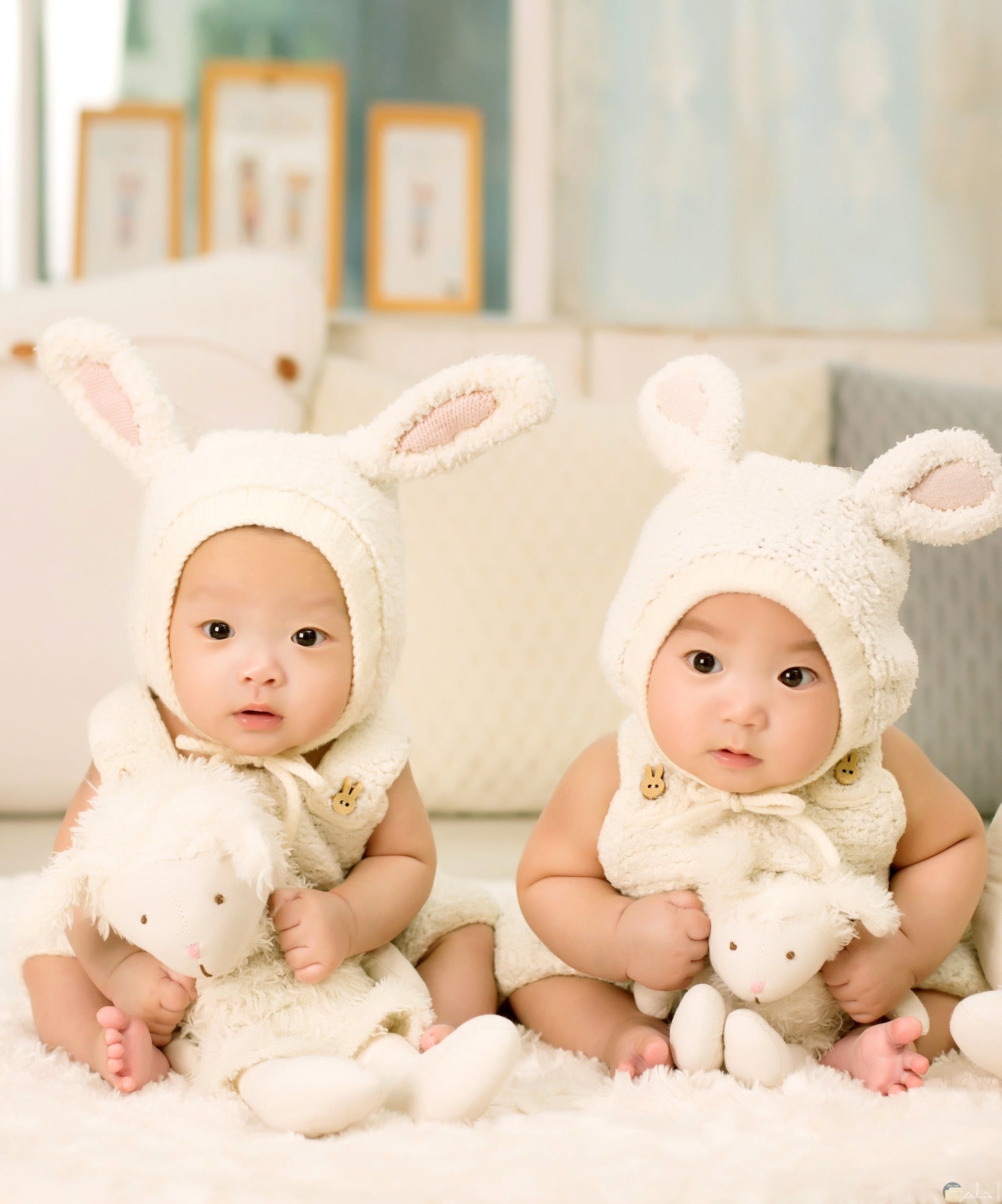 صور لأطفال صغار توائم كيوت يلبسون لبس أرنب جميل