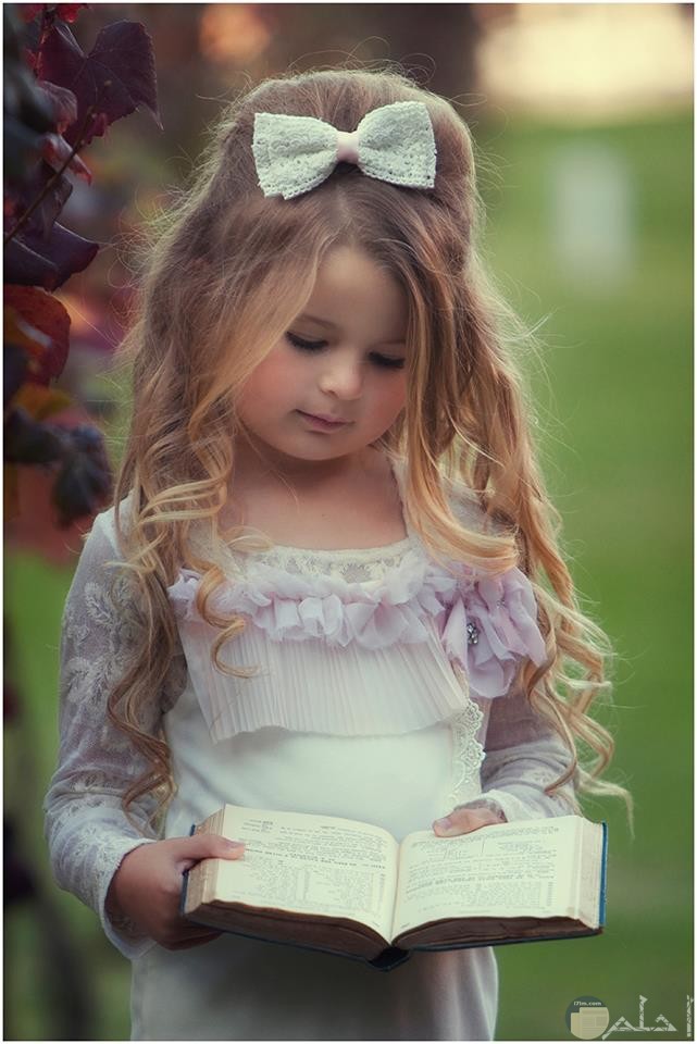 بنوتة جميلة تقرأ كتاب