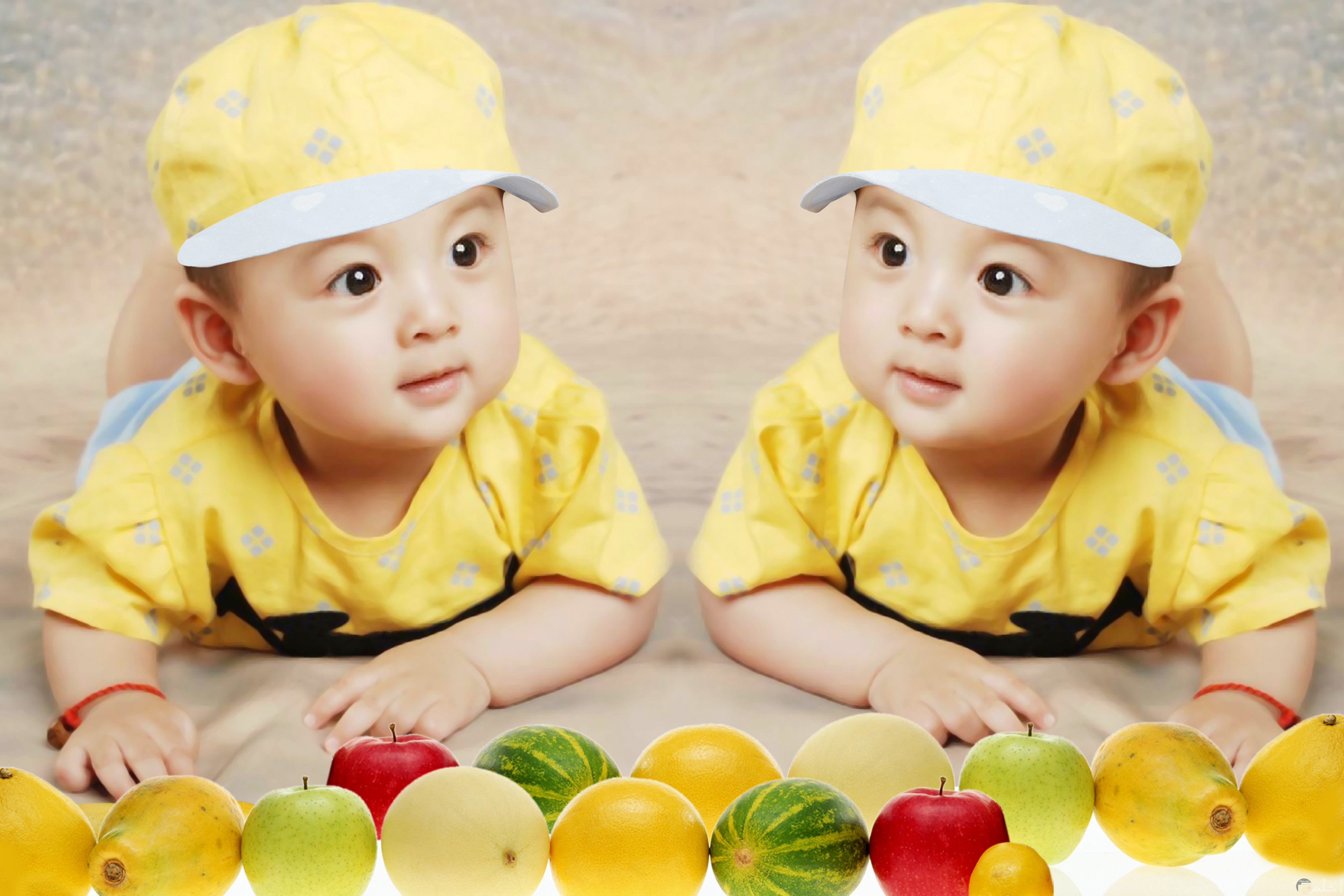 صور أطفال كيوت توائم صغيرين بنفس اللبس باللون الأصفر