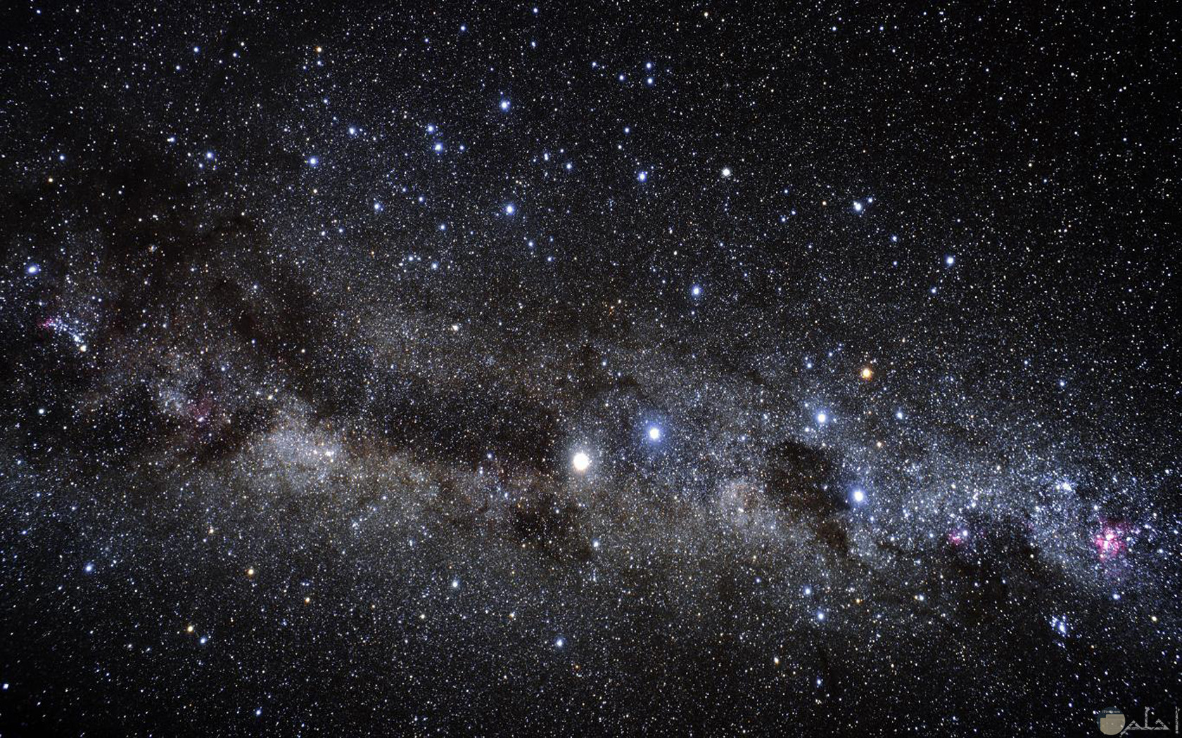 صورة هادئة للفضاء الخارجي حيث تزينه النجوم