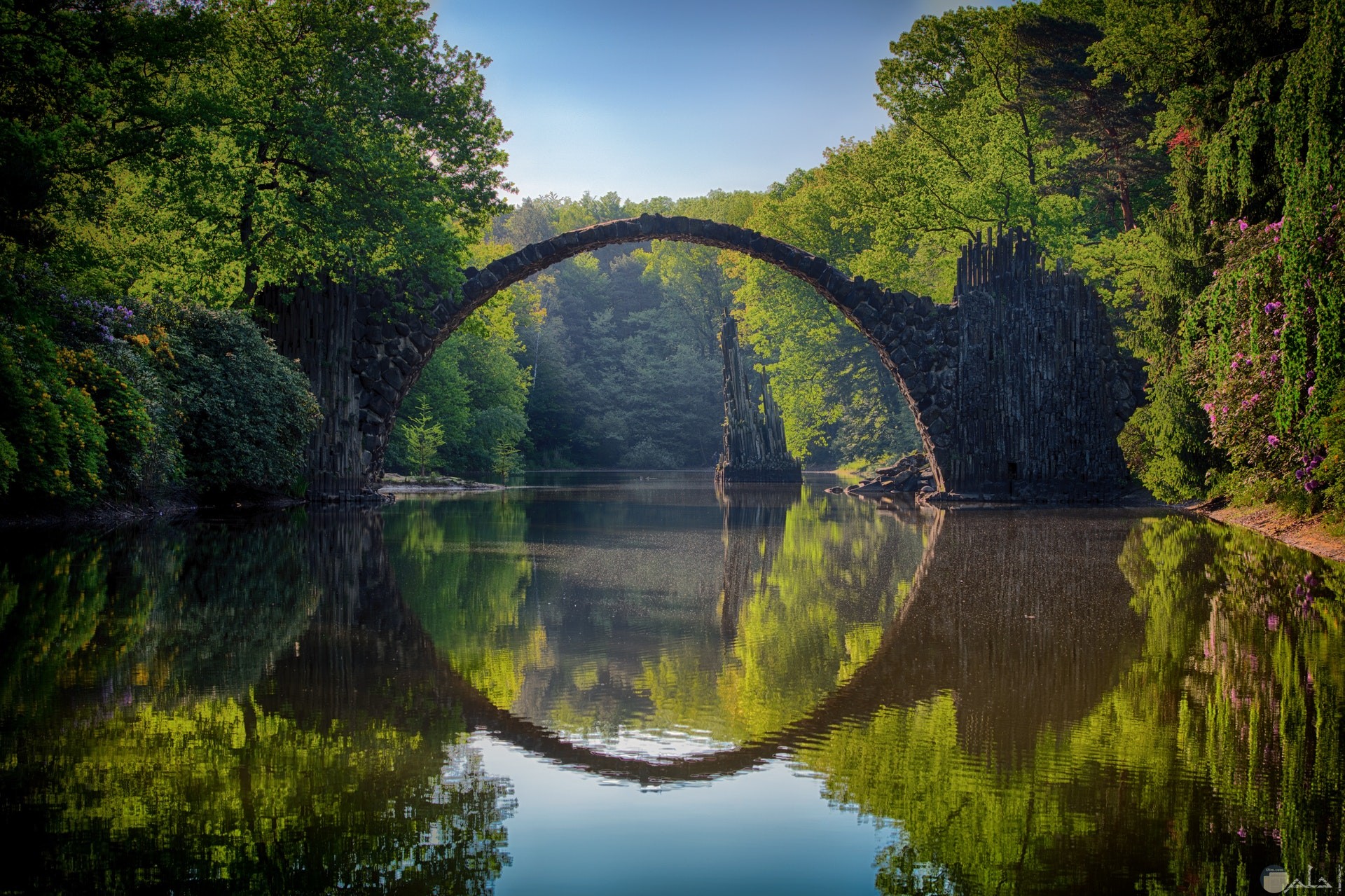 صورة مميزة وجميلة للطبيعة وجسر وإنعكاسه في الماء
