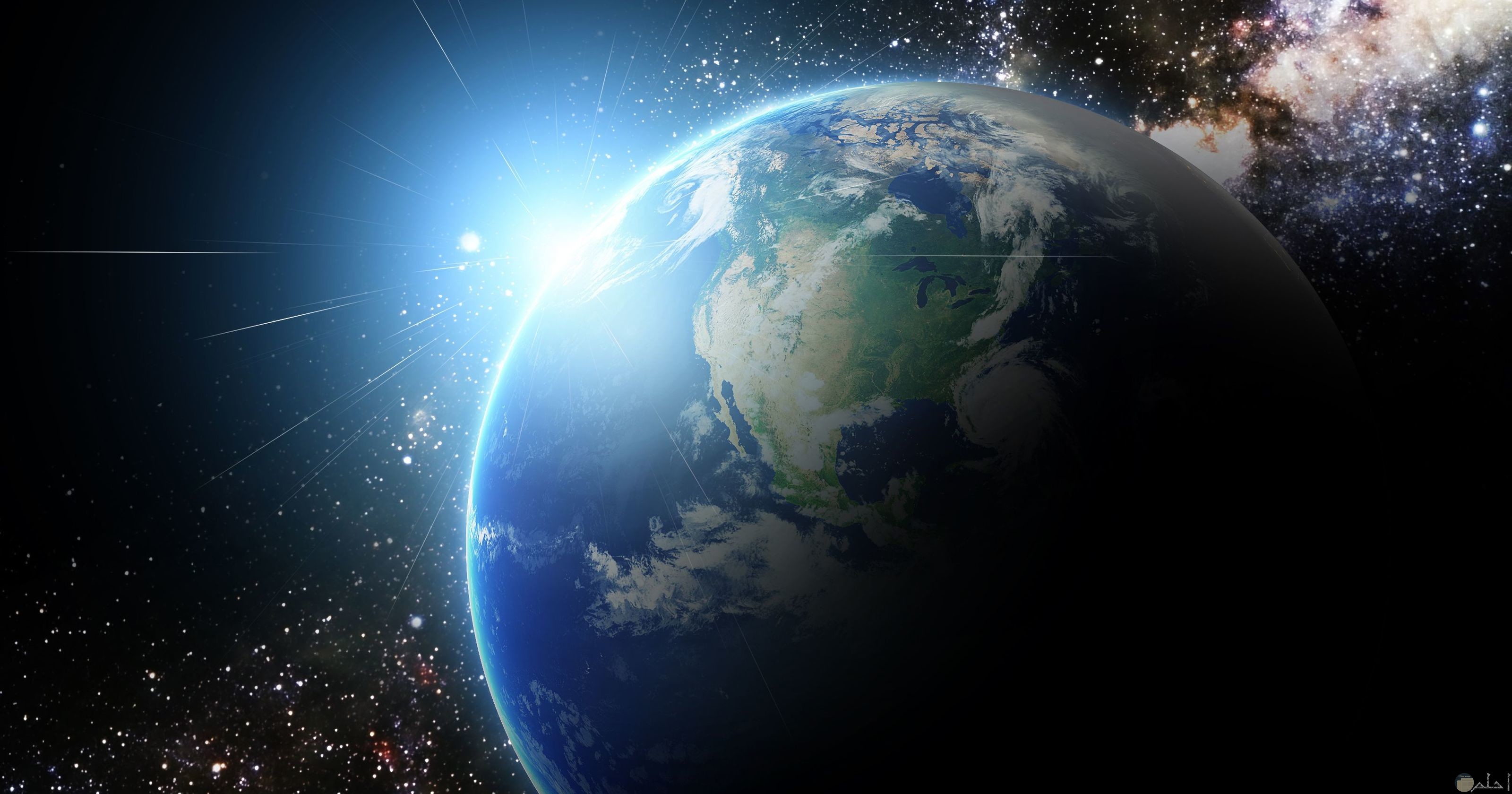 صورة لكوكب الارض من الفضاء الخارجي مع ظهور شعاع الشمس من الجانب