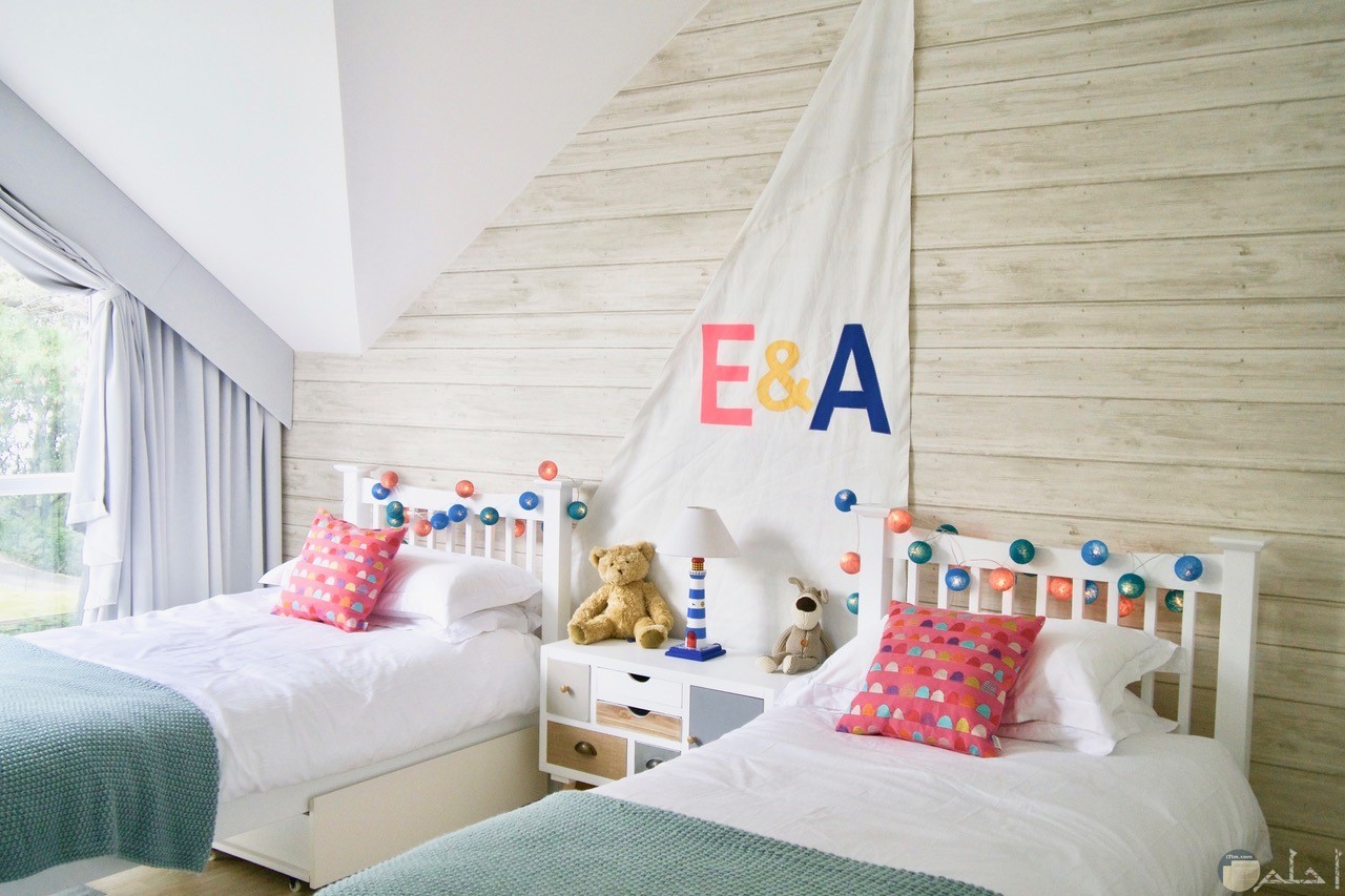 صورة جميلة لديكور غرفة أطفال بسريرين صغيرين ولون حوائط روعة