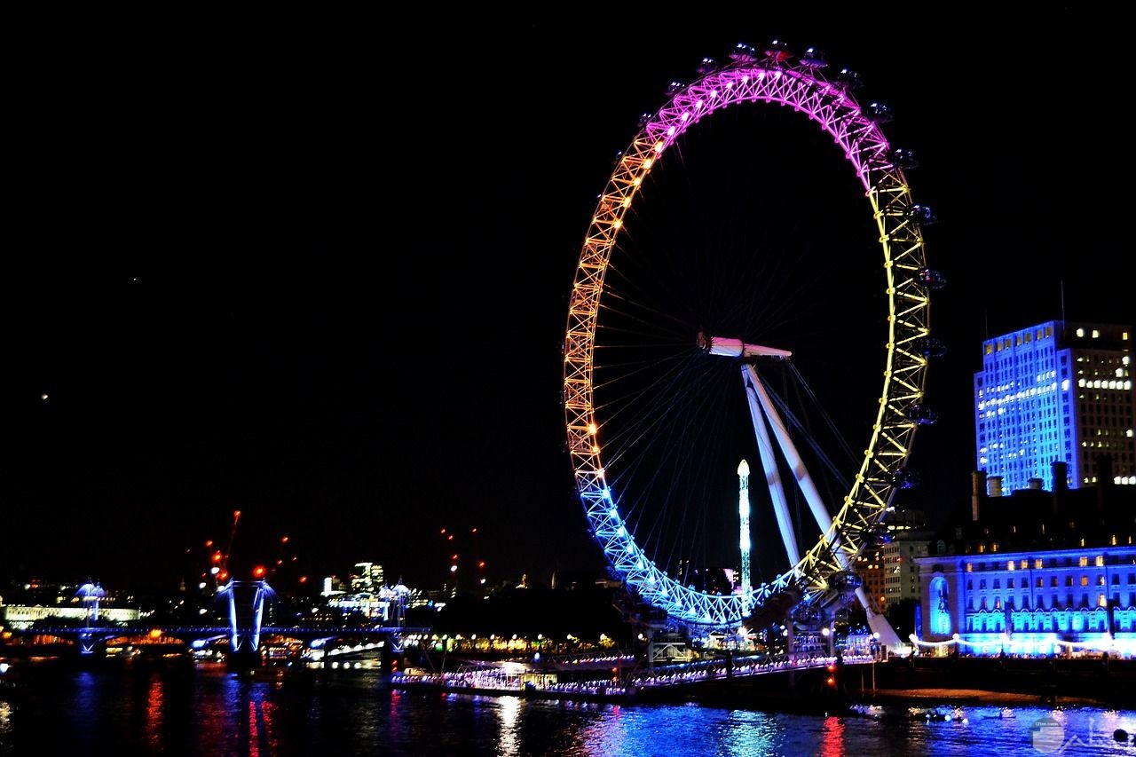 صورة رائعة لعجلة عين لندن المشهورة ببريطانيا بالمساء