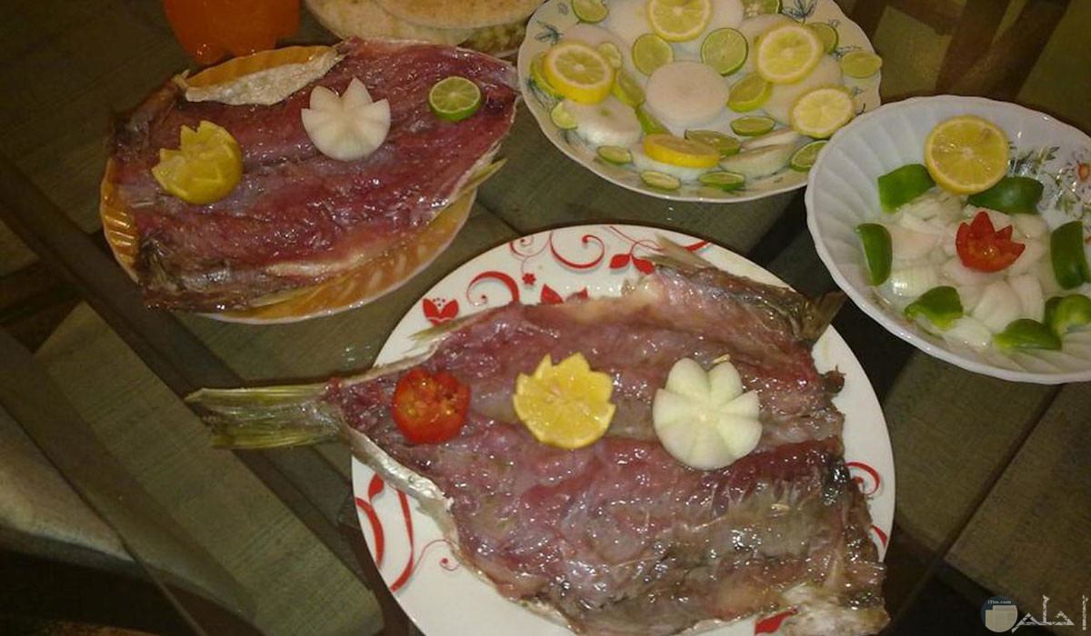 صورة لأطباق سمك الفسيخ علي مائدة الطعام 