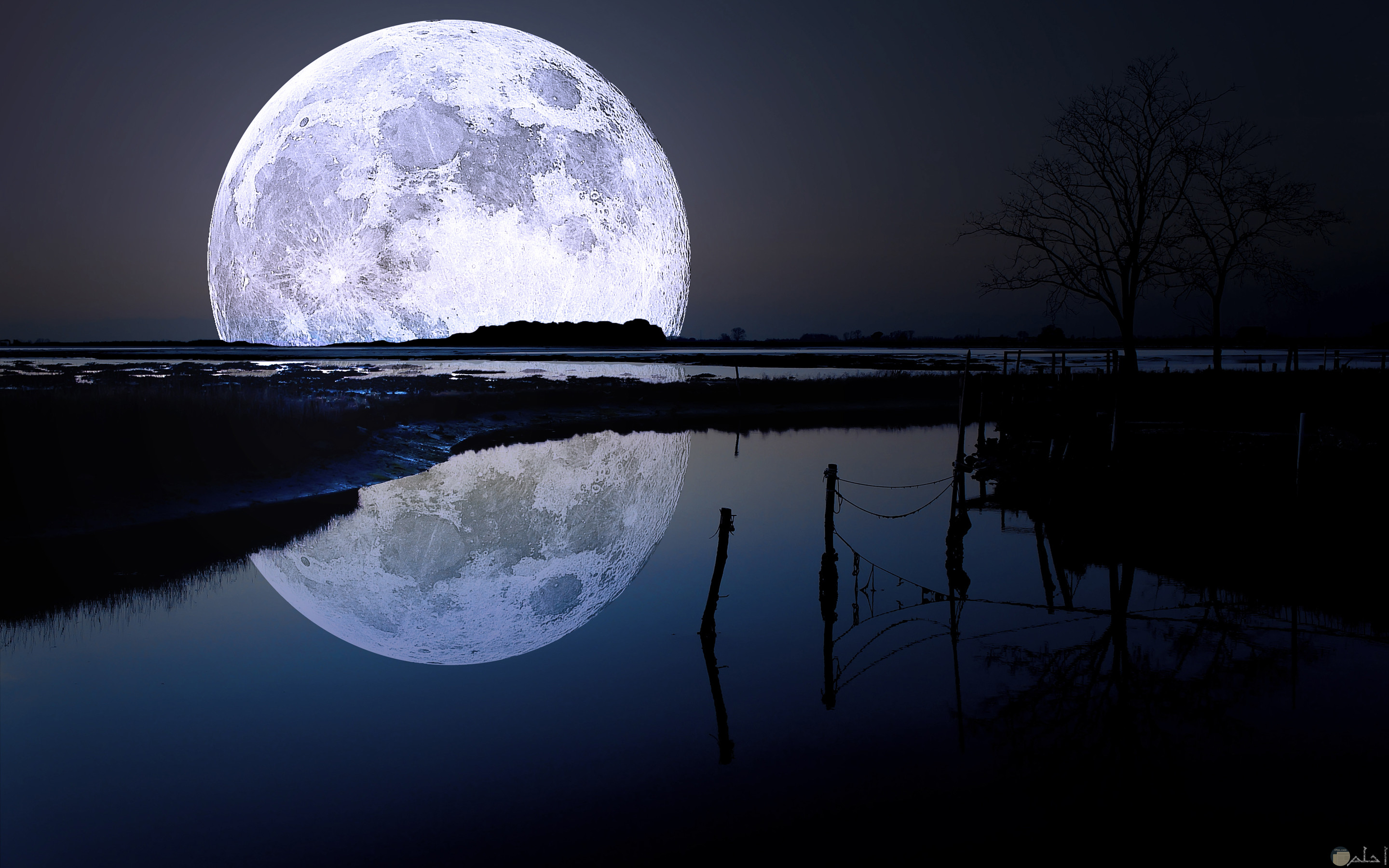 صورة القمر بدر وانعكاس الضوء على الماء