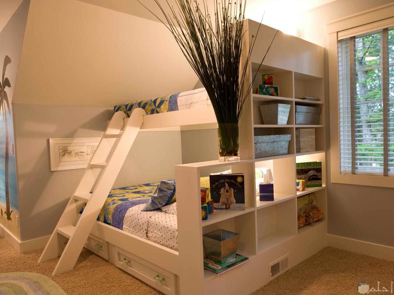 صور ديكور رائع لغرفة نوم أطفال بسريرين مع وجود مكتبة صغيرة ملتصقة بالسريرين