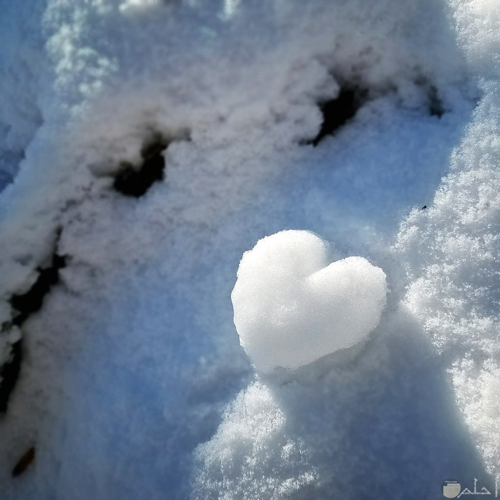قلب أبيض مصنوع من الثلج