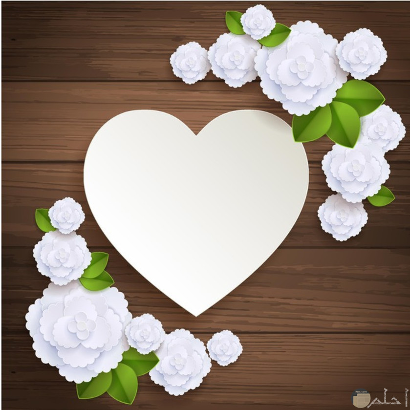 قلب أبيض مع زهور بيضاء
