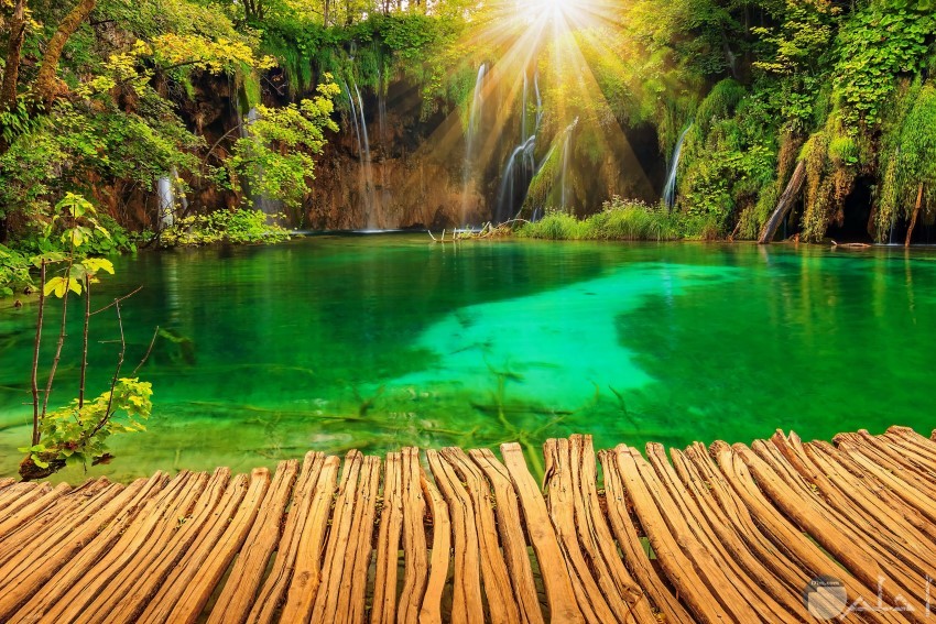 منظر طبيعي لبحيرة الشلال بليتفيتش الموجودة في كرواتيا