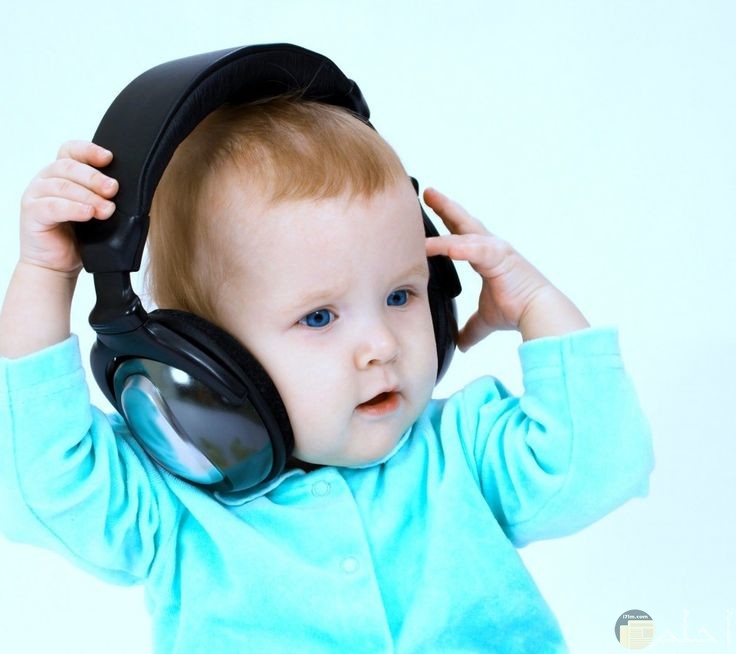 طفل يلبس سماعات صوتية عصرية.