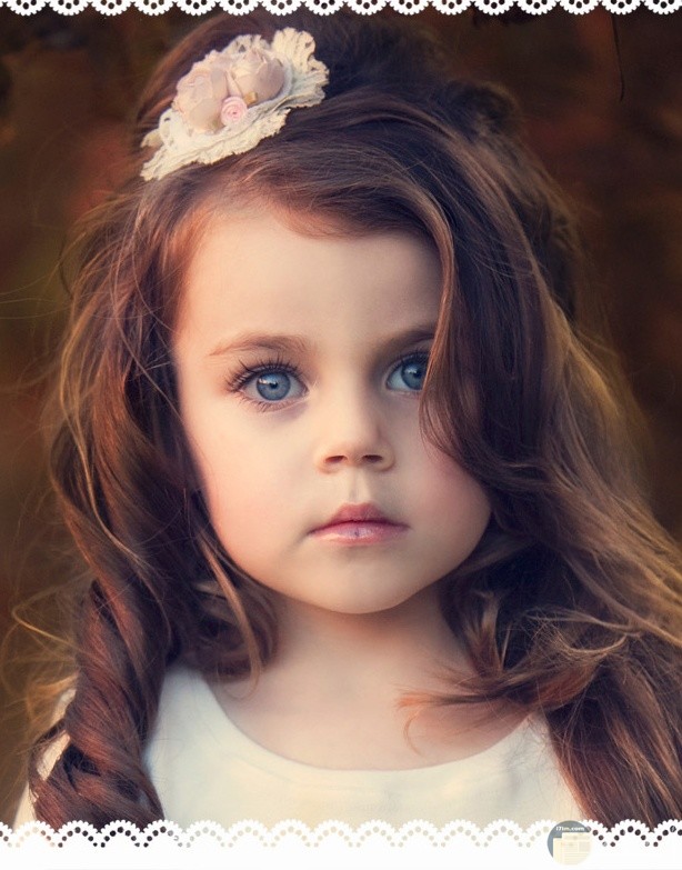 طفلة صغيرة جميلة جدا