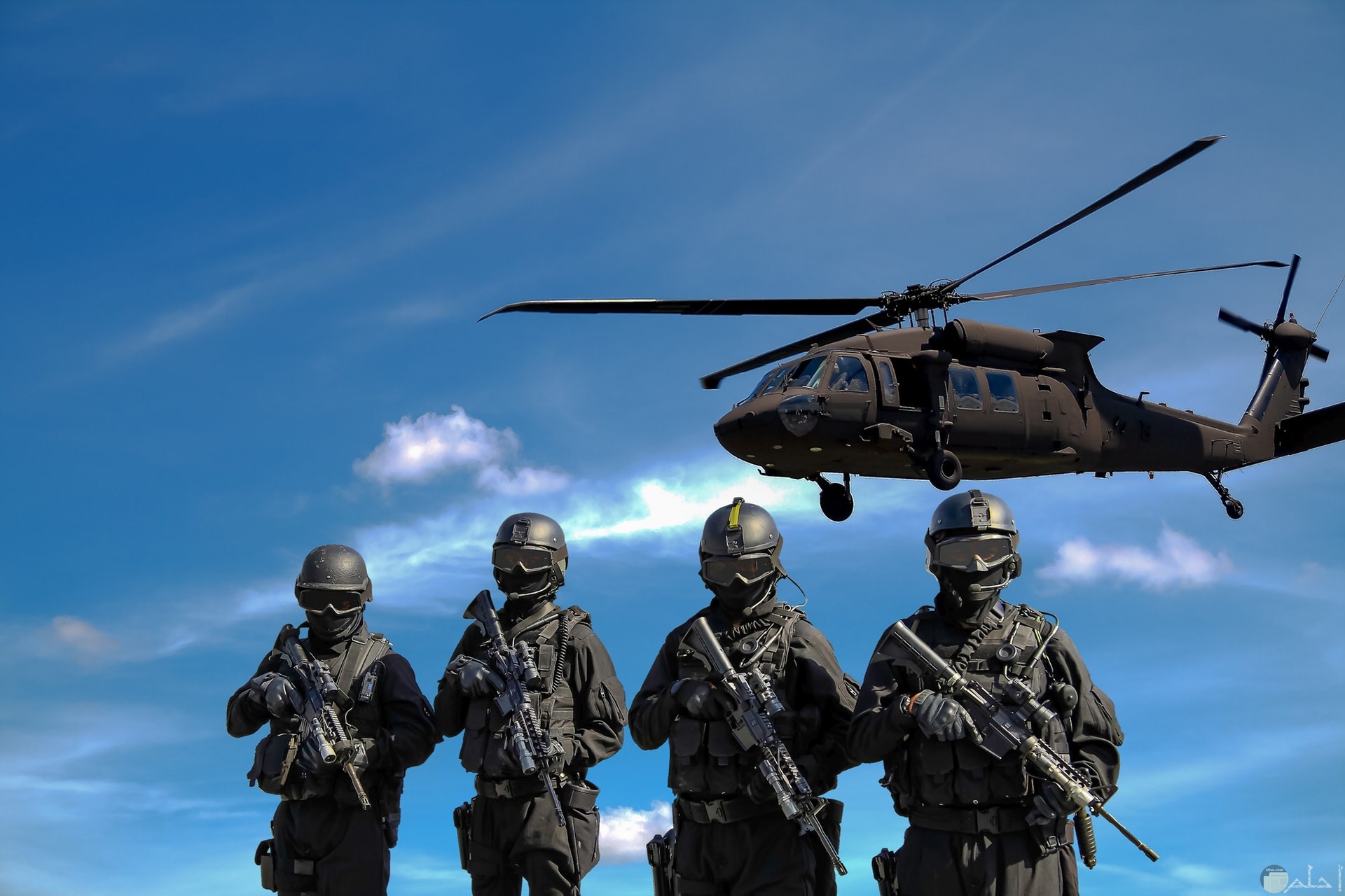 صورة أكشن مميزة لأربع جنود يحملون أسلحة وفوقهم طيارة حربية