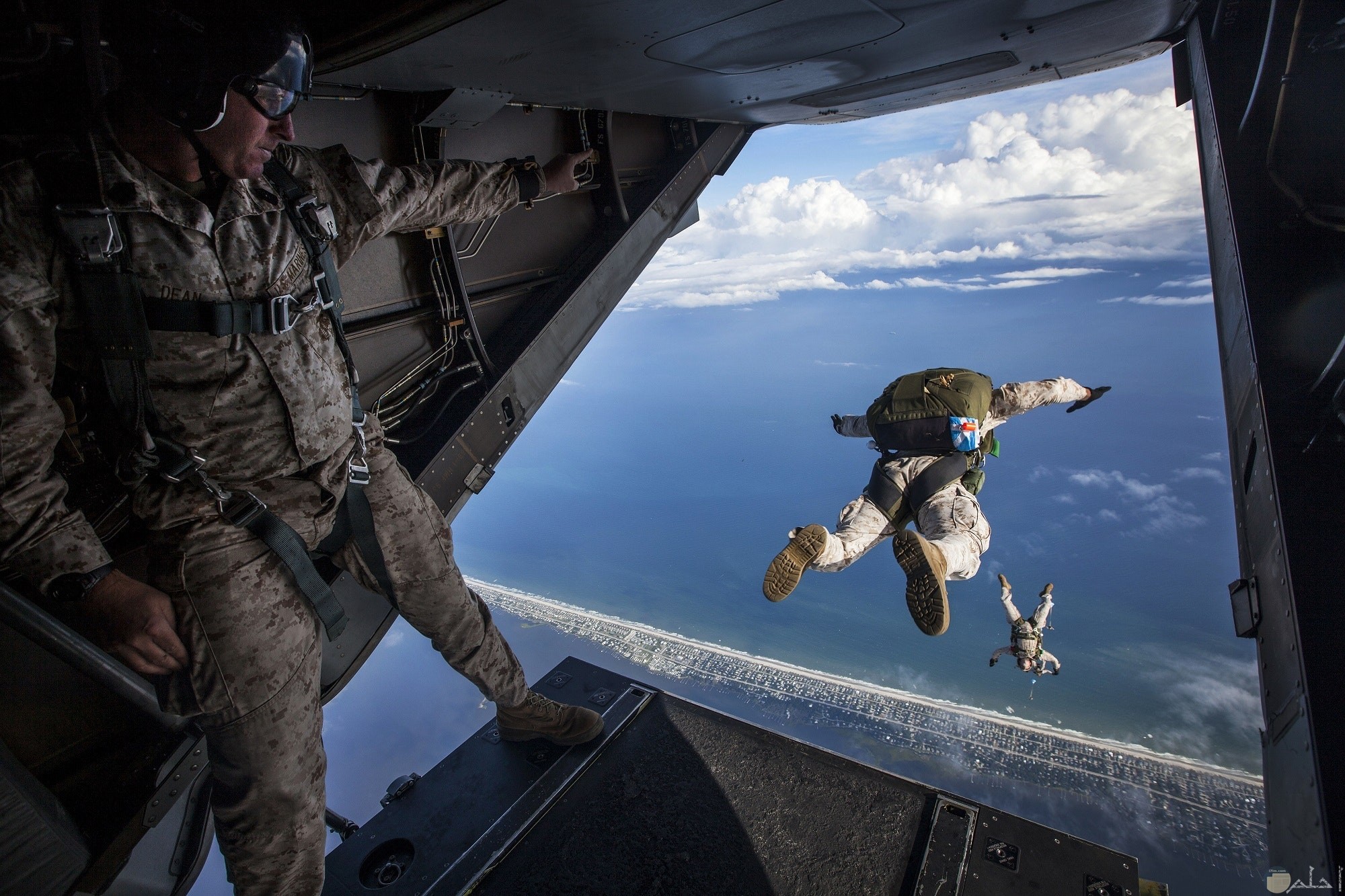 صورة أكشن مميزة لجنود يقفزون من الطائرة في الهواء