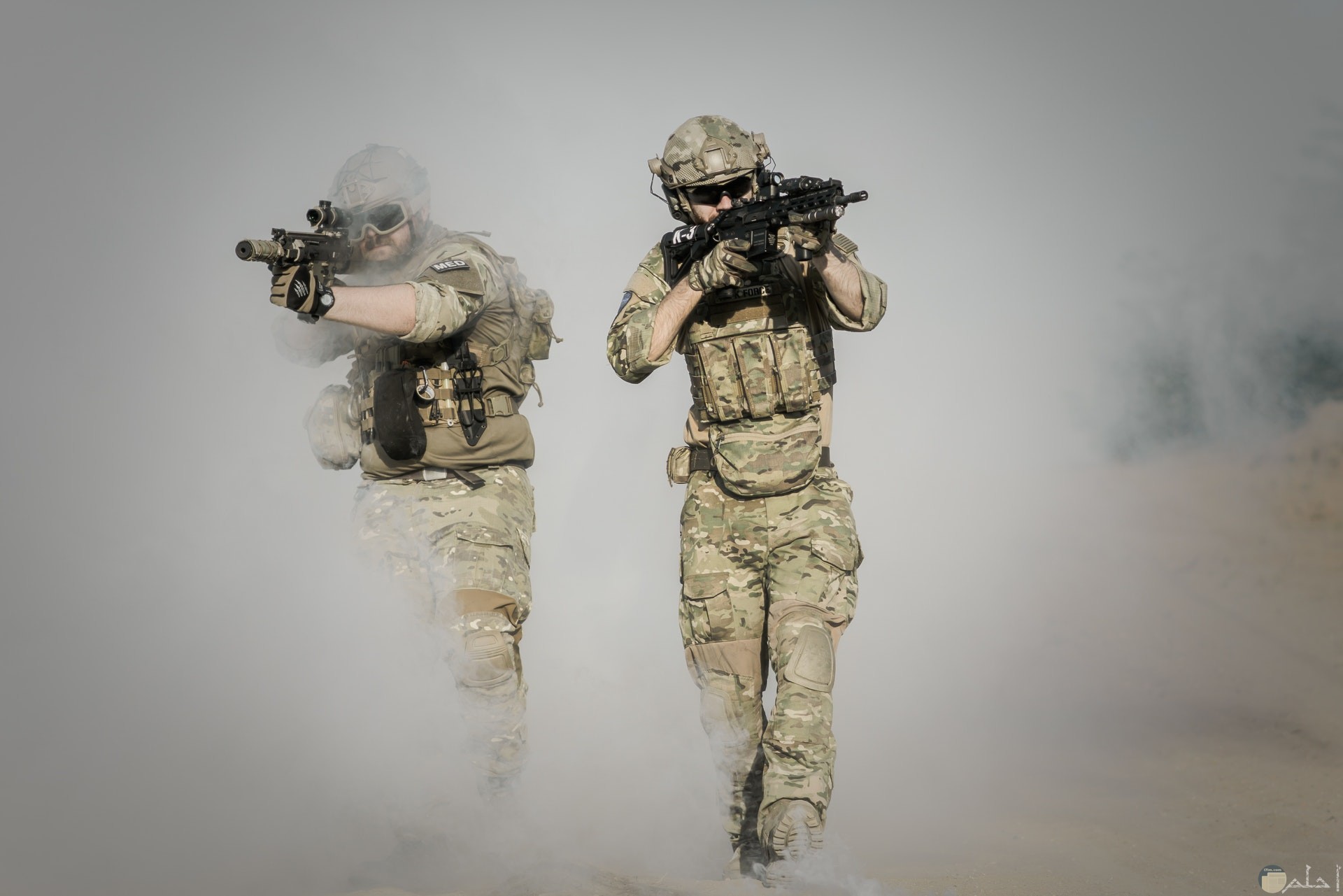 صورة أكشن مميزة لمجندين يحملان سلاح وسط دخان حولهم