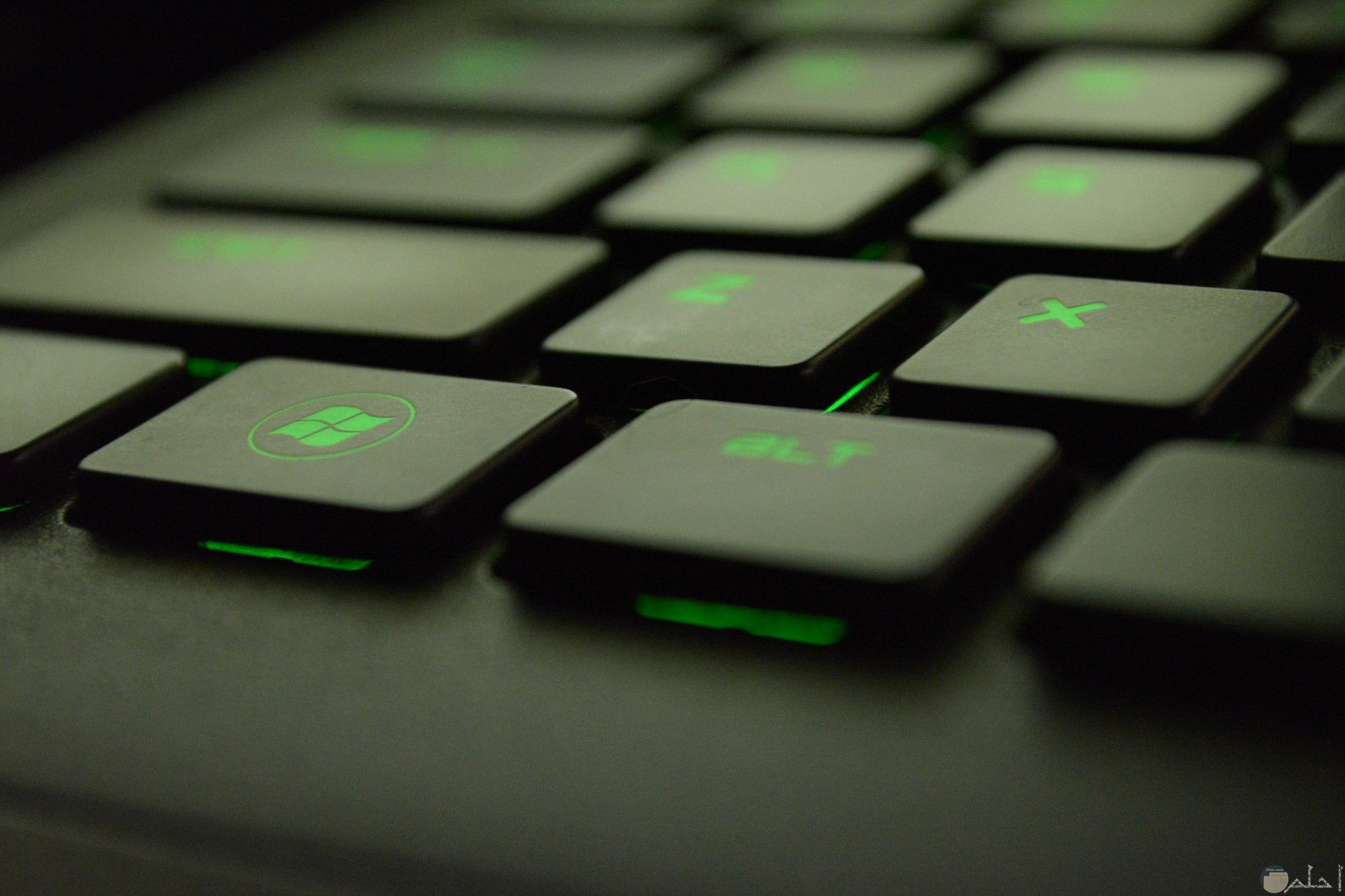 صورة تكنولوجيا مميزة للوحة مفاتيح مضيئة باللون الأخضر