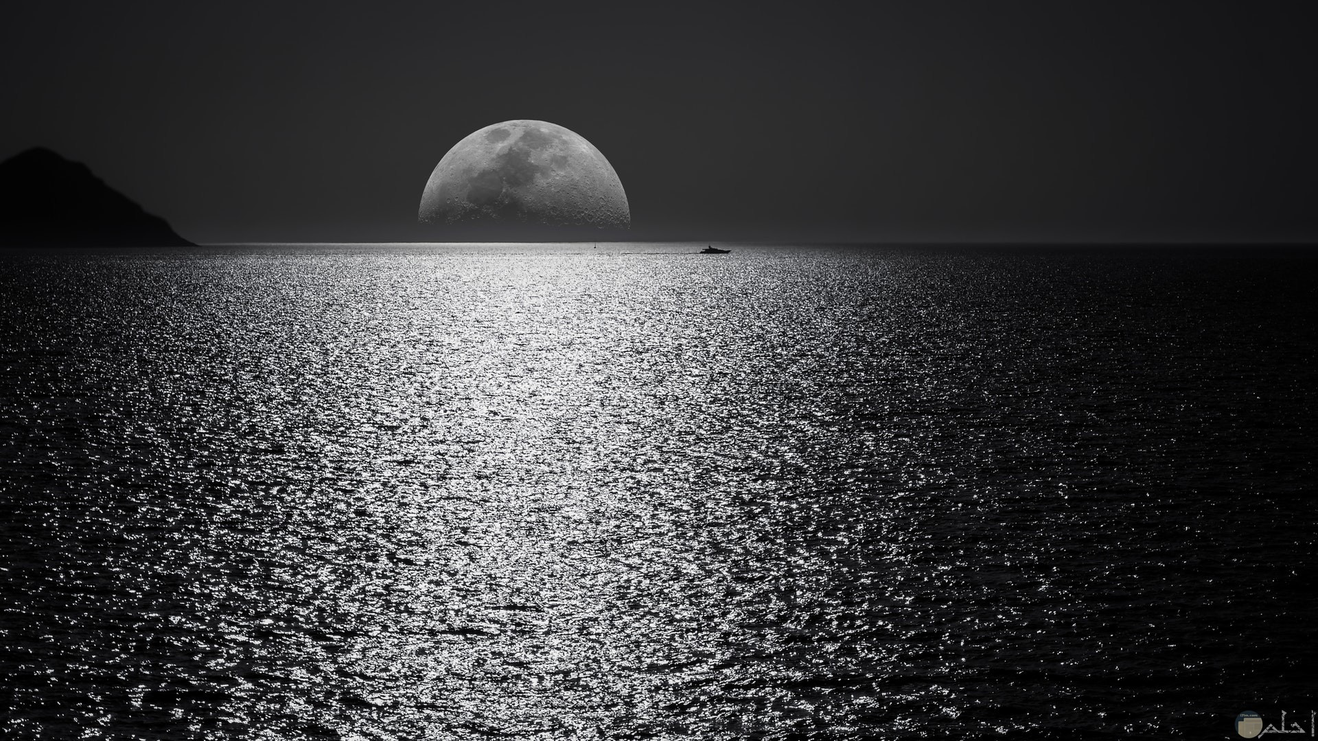 صورة جميلة باللون الأبيض والأسود للقمر والبحر مميزة جدا