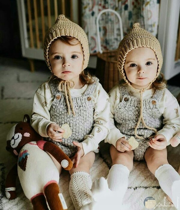 طفلتين صغار مرتديين ملابس شتوية سلوبت كروشية 