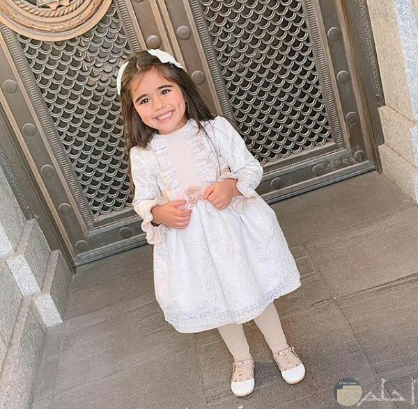 صورة جميلة جدا لبنت صغيرة مرتديه فستان أبيض حلو