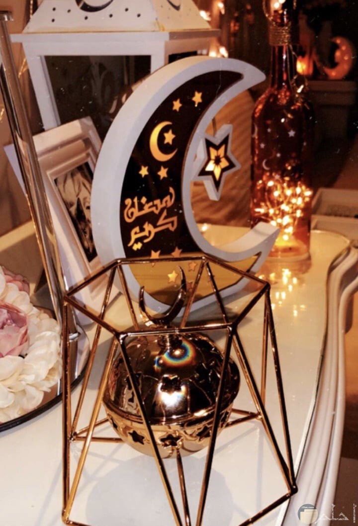 صورة جميلة للتهنئة بشهر رمضان فيه هلال رمضان مكتوب عليه رمضان كريم خلفه فانوس رمضان روعة