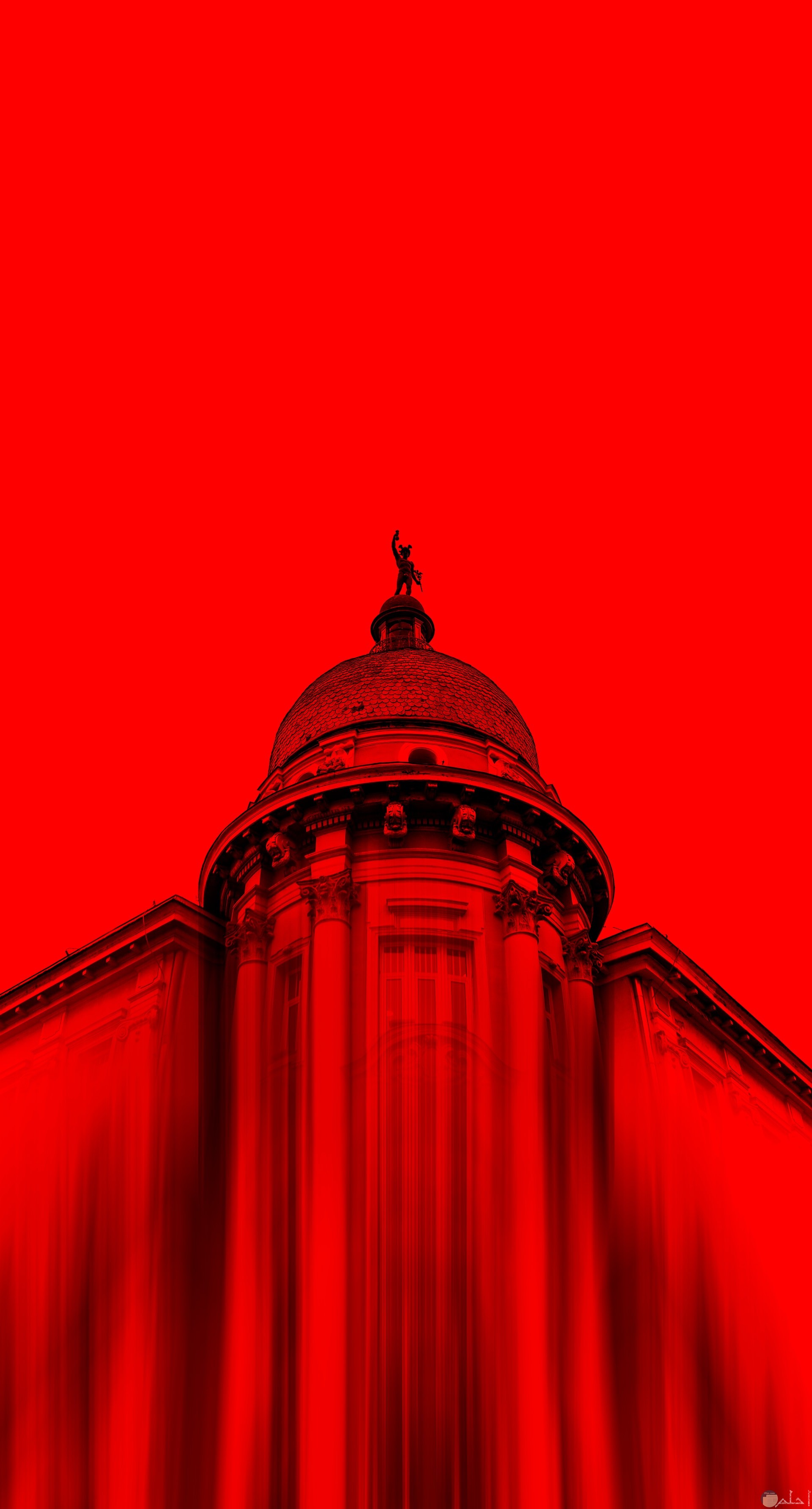 صورة غريبة جدا باللون الأحمر لمبني وجزء منه كأنه ممسوح