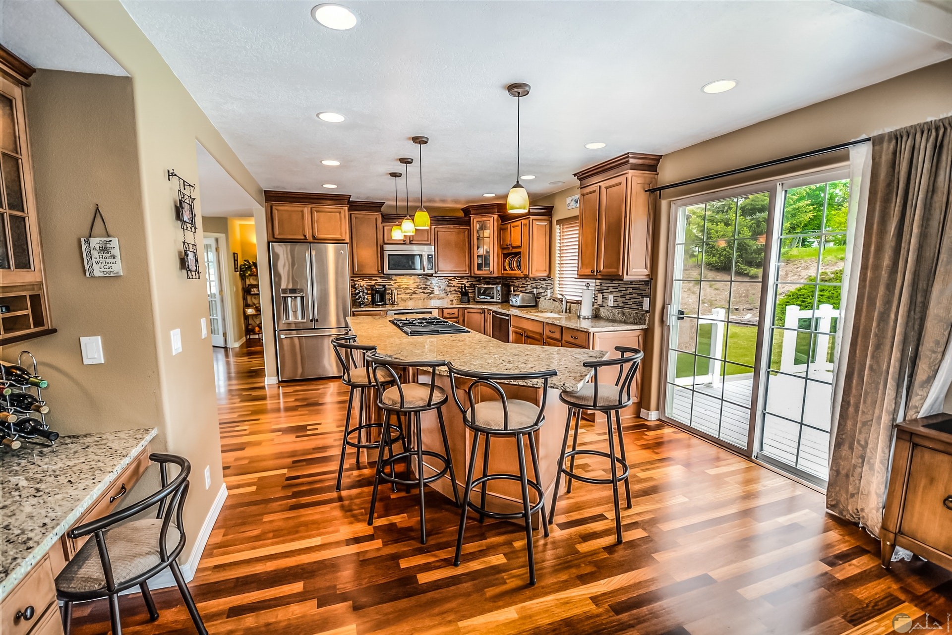 صورة لديكور مطبخ مع أرضية مميزة متناسقة الألوان مع قطع المطبخ مع إضاءة جميلة