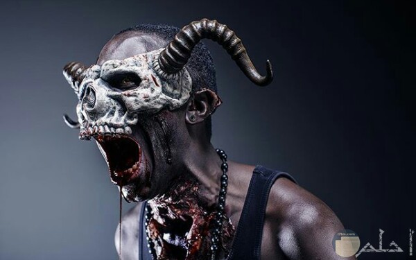 صورة مخيفة لرجل مرعب يرتدي جمجمة حيوان ويصرخ