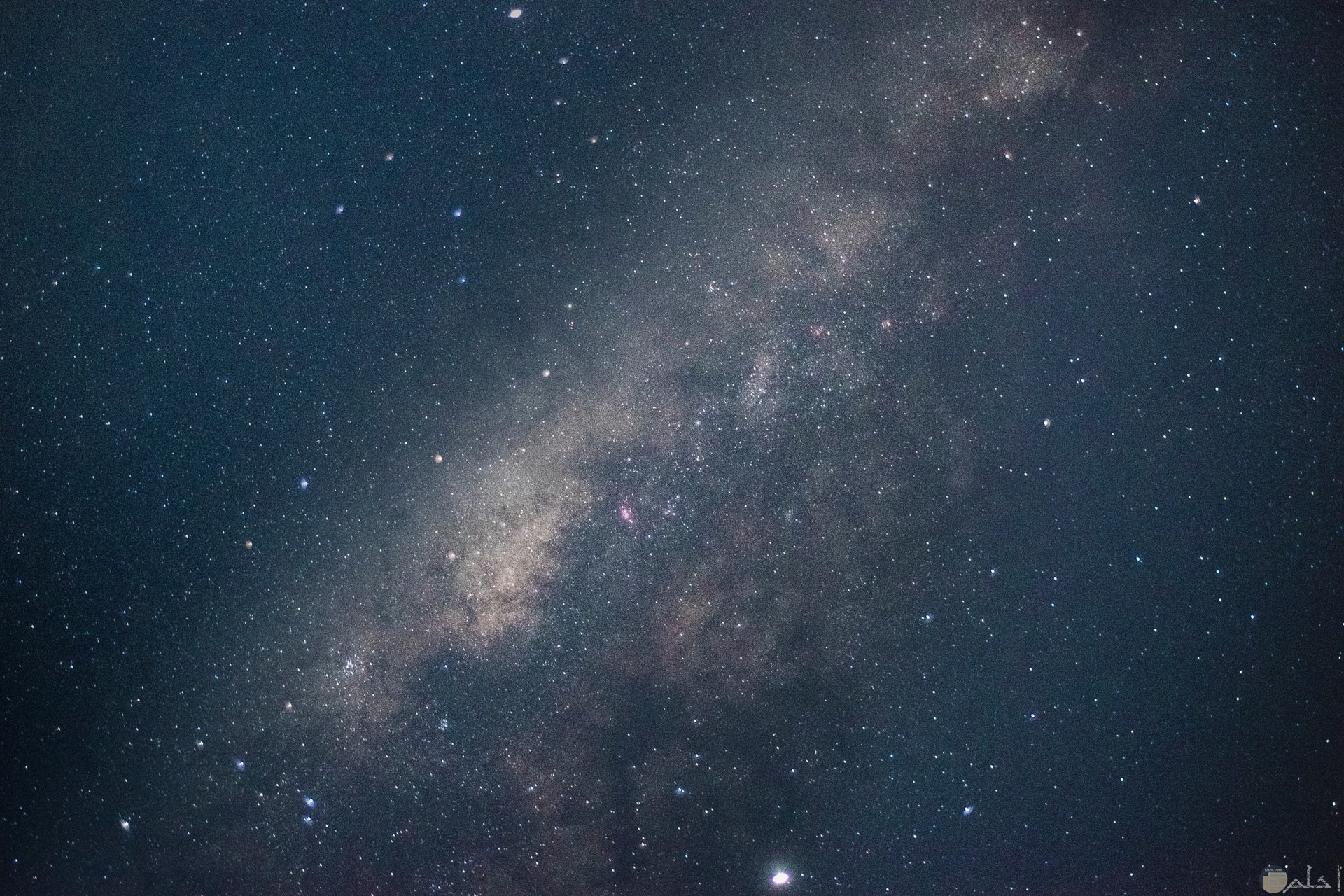 صورة مميزة للفضاء الخارجي مع النجوم المضيئة كخلفية جميلة للهاتف