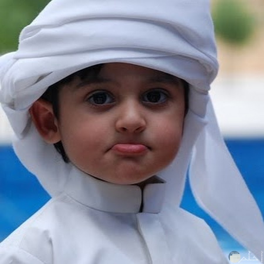 طفل ولد بالملابس الخليجية
