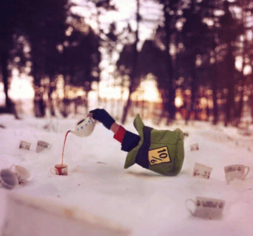 صوره يد تخرج من الثلج وتصب الشاي في الاكواب فوتوغافيه رائعه