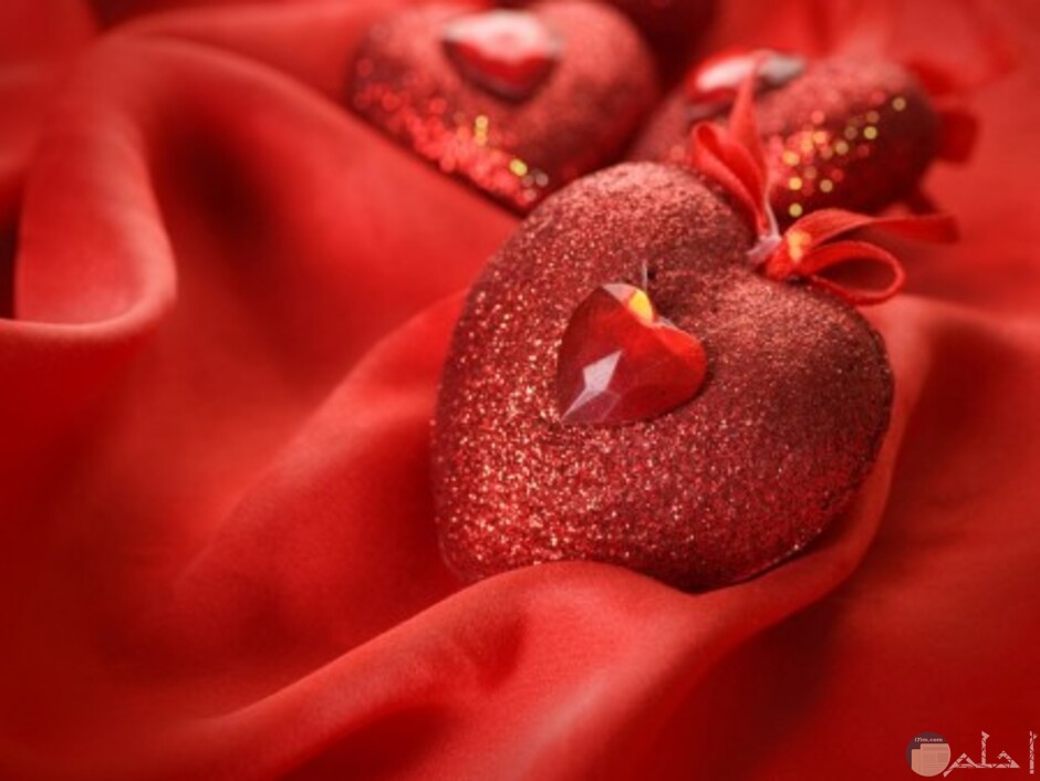صورة قلب احمر رومانسية وجوهرة لامعة