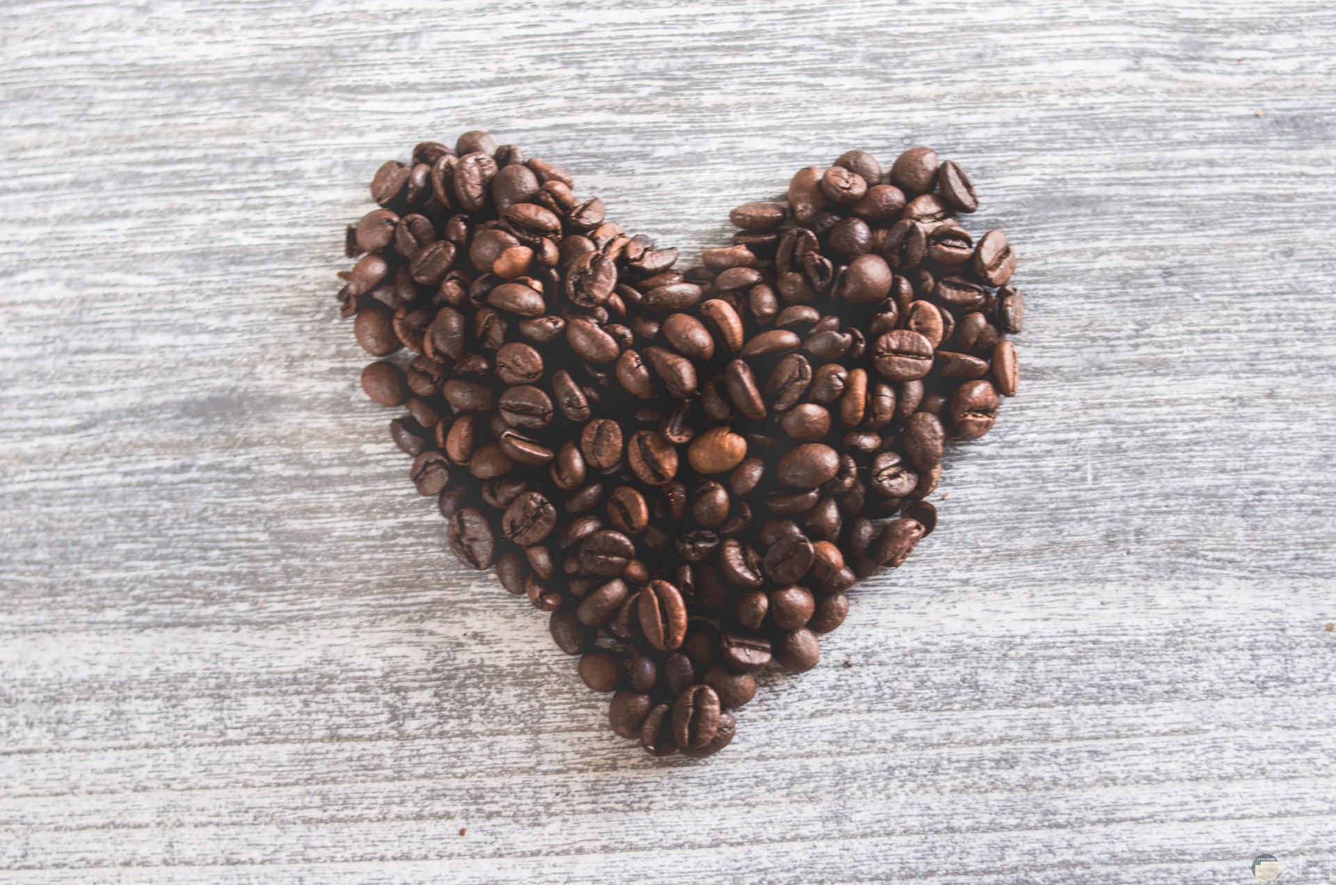 صورة جميلة لقلب من حبات البن لكل عشاق القهوة