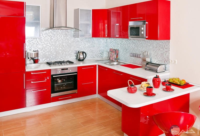 مطبخ من اللون الأحمر والأبيض