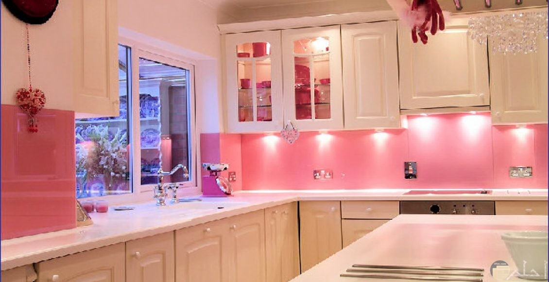 مطبخ من اللون الوردي