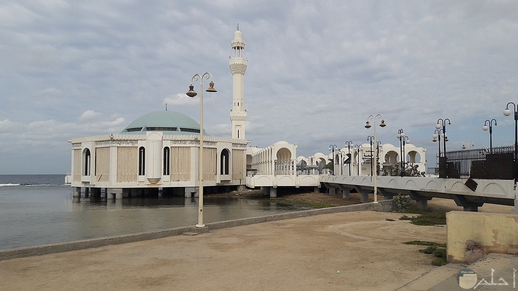 المسجد العائم نهارا