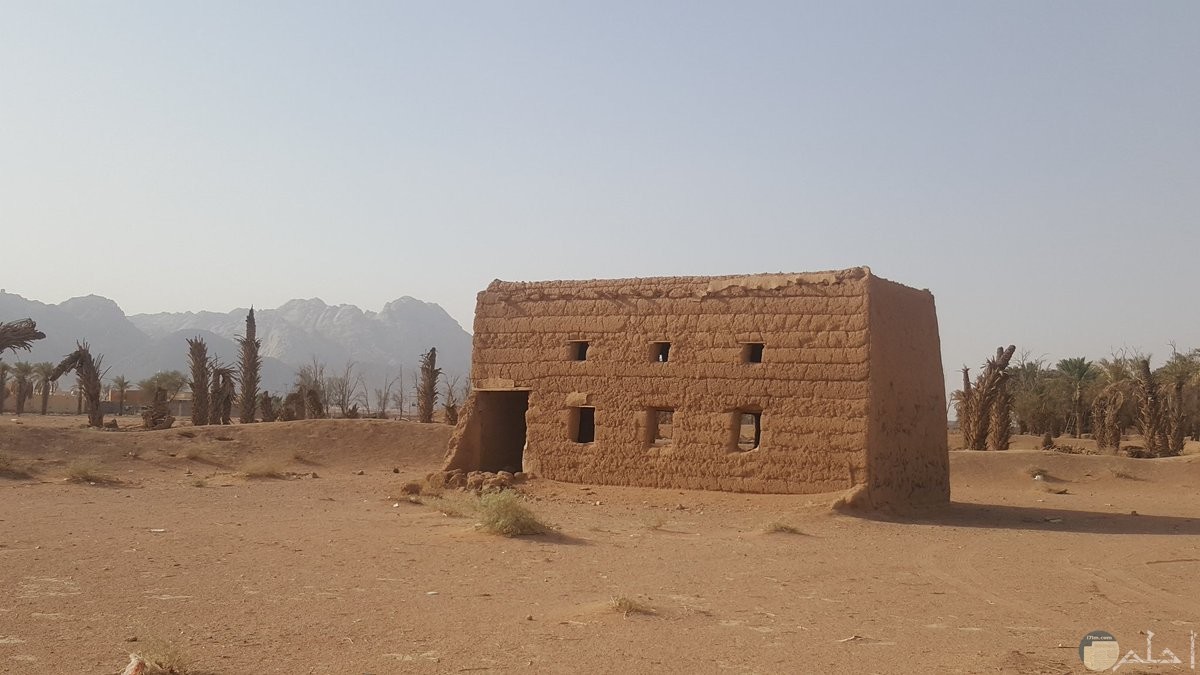 بيت صغير من الطين
