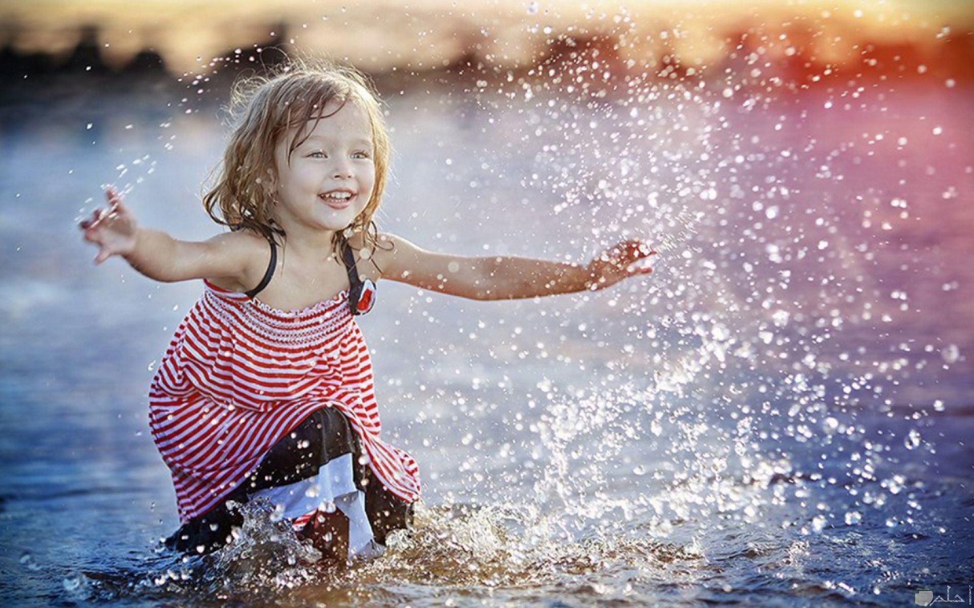 بنت صغيرة تلعب في الماء.
