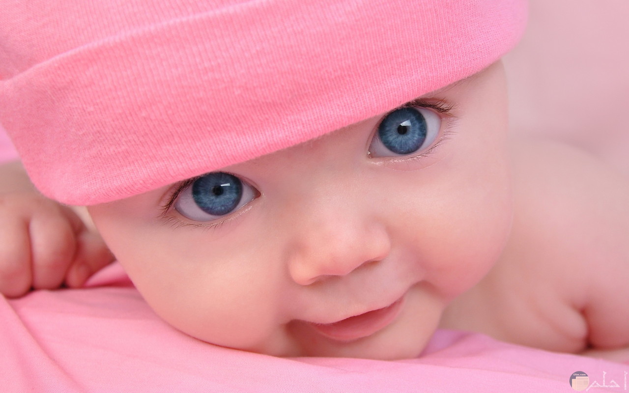 طفلة صغيرة جميلة بعيون زرقاء ساحرة.